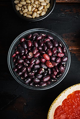 포토 JPG 해외이미지 그릇 검은배경 콩 씨앗 사람없음 병 자몽 잣 해외포토 식물 식기 백그라운드 과일 곡류 검은색 견과류 파일형식