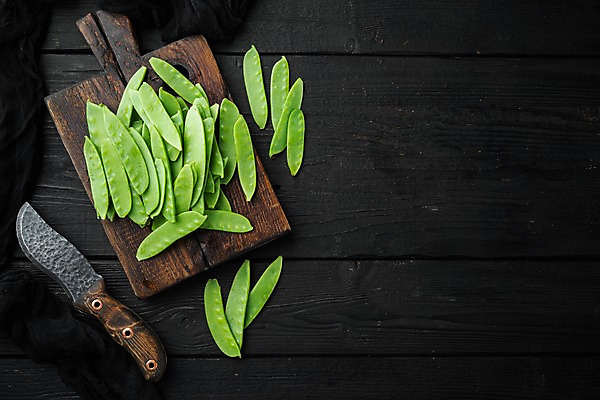 포토 JPG 해외이미지 백그라운드 검은배경 사람없음 쌓기 칼 완두콩 꼬투리 나무도마 카피스페이스 해외포토 모션 콩 도마 목재 검은색 공백 파일형식