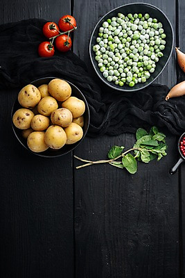 포토 JPG 해외이미지 그릇 접시 채소 방울토마토 검은배경 감자 사람없음 완두콩 해외포토 식기 백그라운드 토마토 콩 검은색 파일형식
