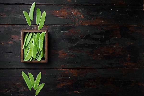 포토 JPG 해외이미지 그릇 백그라운드 검은배경 사람없음 쌓기 완두콩 꼬투리 카피스페이스 해외포토 식기 모션 콩 검은색 공백 파일형식