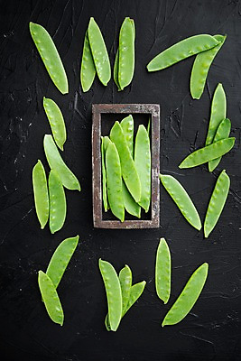 포토 JPG 해외이미지 그릇 백그라운드 검은배경 사람없음 쌓기 완두콩 꼬투리 해외포토 식기 모션 콩 검은색 파일형식