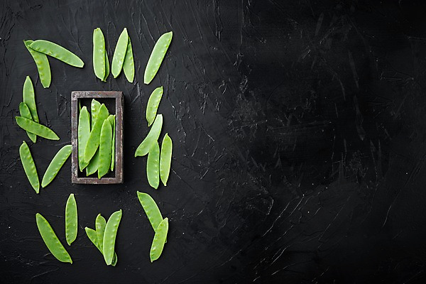 포토 JPG 해외이미지 그릇 백그라운드 검은배경 사람없음 쌓기 완두콩 꼬투리 카피스페이스 해외포토 식기 모션 콩 검은색 공백 파일형식