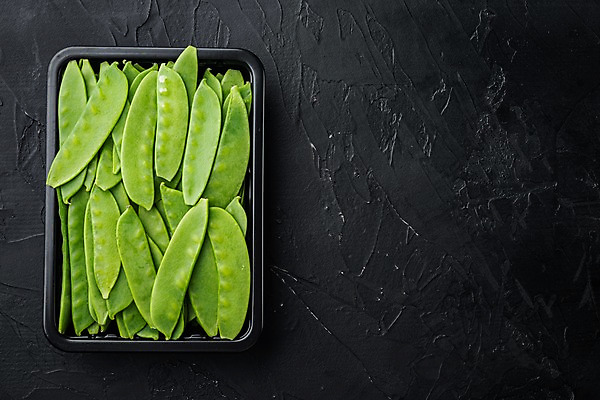 포토 JPG 해외이미지 그릇 백그라운드 검은배경 사람없음 쌓기 완두콩 꼬투리 카피스페이스 해외포토 식기 모션 콩 검은색 공백 파일형식