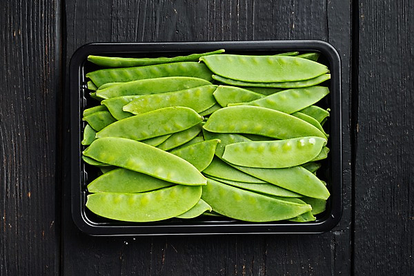 포토 JPG 해외이미지 그릇 백그라운드 검은배경 사람없음 쌓기 완두콩 꼬투리 해외포토 식기 모션 콩 검은색 파일형식