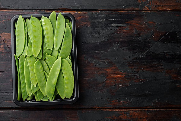 포토 JPG 해외이미지 그릇 백그라운드 검은배경 사람없음 쌓기 완두콩 꼬투리 카피스페이스 해외포토 식기 모션 콩 검은색 공백 파일형식