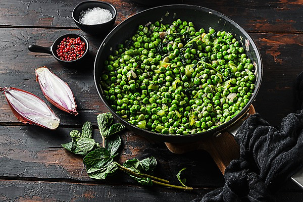 포토 JPG 해외이미지 검은배경 사람없음 프라이팬 천 민트 완두콩 소금 꼬투리 샬롯 해외포토 백그라운드 주방용품 양파 콩 검은색 직물 허브 파일형식