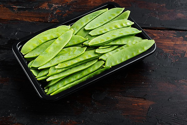 포토 JPG 해외이미지 그릇 백그라운드 검은배경 사람없음 쌓기 완두콩 꼬투리 카피스페이스 해외포토 식기 모션 콩 검은색 공백 파일형식