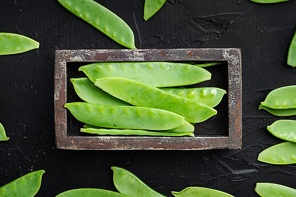 포토 JPG 해외이미지 그릇 백그라운드 검은배경 사람없음 쌓기 완두콩 꼬투리 해외포토 식기 모션 콩 검은색 파일형식