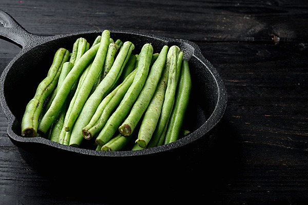 포토 JPG 해외이미지 백그라운드 검은배경 사람없음 쌓기 프라이팬 다발 콩깍지 강낭콩 해외포토 모션 주방용품 콩 검은색 파일형식