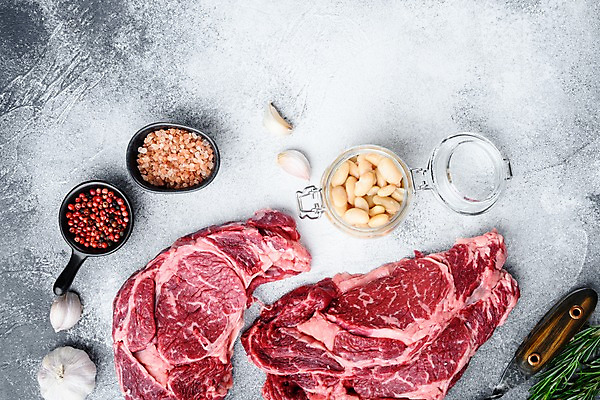 포토 JPG 해외이미지 회색배경 콩 마늘 육류 사람없음 소고기 병 허브 향신료 소금 후추 로즈메리 카피스페이스 해외포토 식물 식기 백그라운드 채소 식재료 곡류 공백 회색 향미료 파일형식