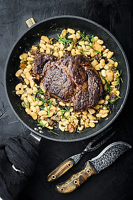 포토 JPG 해외이미지 백그라운드 포크 검은배경 콩 스테이크 요리 사람없음 소고기 프라이팬 나이프 천 고기포크 해외포토 식기 주방용품 곡류 서양음식 육류 검은색 직물 칼 파일형식