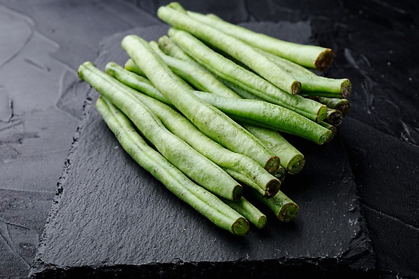 포토 JPG 해외이미지 검은배경 콩 근접촬영 사람없음 쌓기 다발 콩깍지 강낭콩 석판 해외포토 뷰포인트 백그라운드 모션 곡류 검은색 파일형식