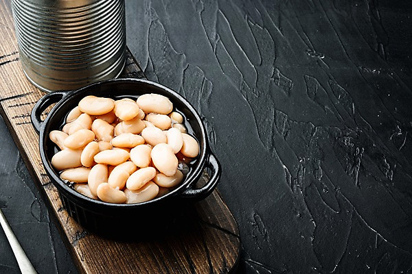 포토 JPG 해외이미지 접시 백그라운드 검은배경 콩 사람없음 캔 통조림 나무도마 카피스페이스 해외포토 식기 곡류 도마 목재 검은색 공백 파일형식