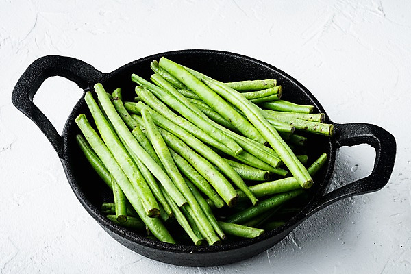 포토 JPG 해외이미지 콩 사람없음 쌓기 프라이팬 다발 흰배경 콩깍지 강낭콩 해외포토 백그라운드 모션 주방용품 곡류 흰색 파일형식