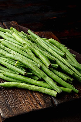 포토 JPG 해외이미지 검은배경 콩 사람없음 쌓기 다발 콩깍지 강낭콩 나무도마 해외포토 백그라운드 모션 곡류 도마 목재 검은색 파일형식