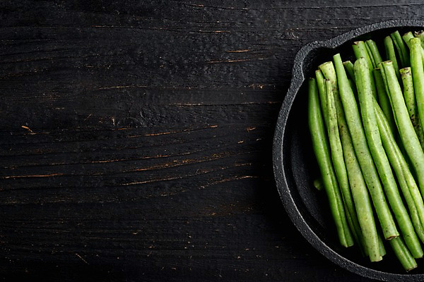 포토 JPG 해외이미지 백그라운드 검은배경 콩 사람없음 쌓기 프라이팬 다발 콩깍지 강낭콩 카피스페이스 해외포토 모션 주방용품 곡류 검은색 공백 파일형식