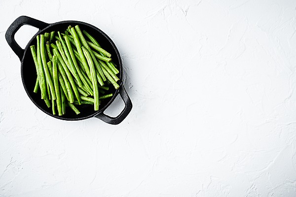 포토 JPG 해외이미지 콩 사람없음 쌓기 프라이팬 다발 흰배경 콩깍지 강낭콩 카피스페이스 해외포토 백그라운드 모션 주방용품 곡류 공백 흰색 파일형식