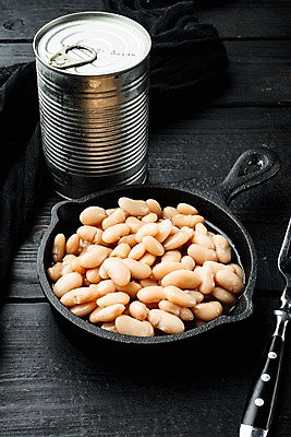 포토 JPG 해외이미지 백그라운드 포크 검은배경 콩 요리 사람없음 프라이팬 캔 통조림 해외포토 식기 주방용품 곡류 검은색 파일형식