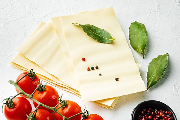 포토 JPG 해외이미지 그릇 식재료 방울토마토 실내 사람없음 쌓기 흰배경 바질 라자냐 통후추 해외포토 식기 백그라운드 토마토 모션 내부 흰색 이탈리아음식 후추 파일형식