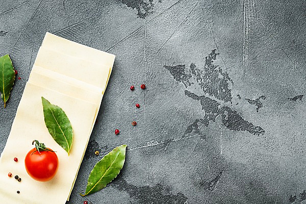 포토 JPG 해외이미지 식재료 방울토마토 회색배경 실내 사람없음 바질 라자냐 통후추 카피스페이스 해외포토 백그라운드 토마토 내부 공백 회색 이탈리아음식 후추 파일형식