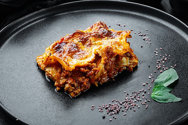 포토 JPG 해외이미지 접시 검은배경 실내 사람없음 바질 라자냐 해외포토 식기 백그라운드 내부 검은색 이탈리아음식 파일형식