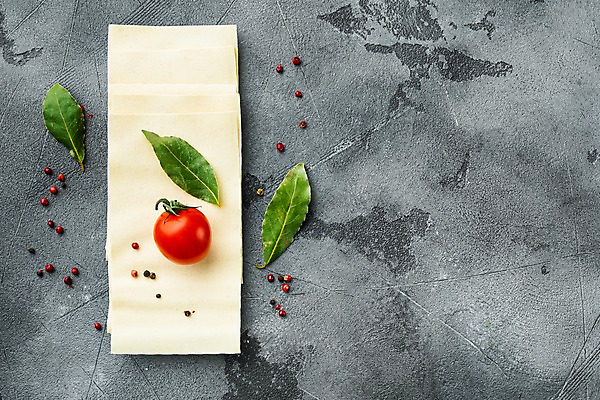 포토 JPG 해외이미지 식재료 방울토마토 회색배경 실내 사람없음 쌓기 바질 라자냐 통후추 카피스페이스 해외포토 백그라운드 토마토 모션 내부 공백 회색 이탈리아음식 후추 파일형식