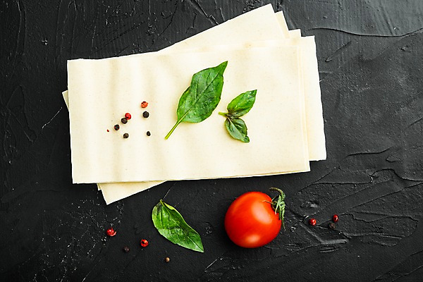 포토 JPG 해외이미지 식재료 방울토마토 검은배경 실내 사람없음 쌓기 바질 라자냐 통후추 해외포토 백그라운드 토마토 모션 내부 검은색 이탈리아음식 후추 파일형식