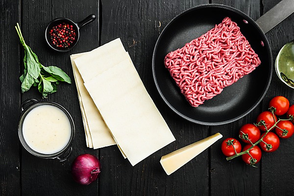 포토 JPG 해외이미지 그릇 식재료 방울토마토 검은배경 실내 사람없음 소고기 프라이팬 바질 다진고기 라자냐 적양파 통후추 파마산치즈 해외포토 식기 백그라운드 토마토 주방용품 양파 치즈 육류 내부 검은색 이탈리아음식 후추 파일형식