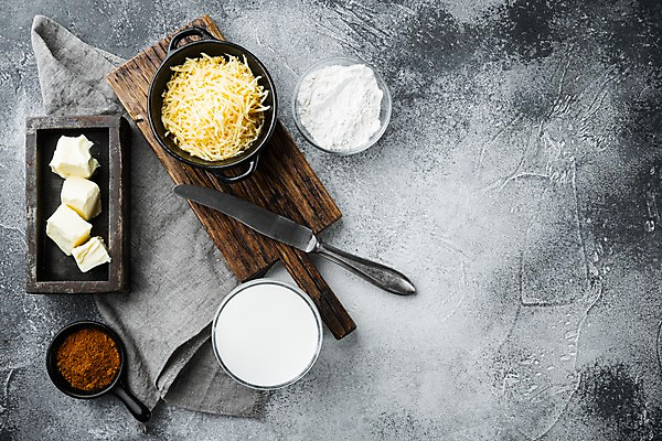 포토 JPG 해외이미지 그릇 식재료 회색배경 치즈 실내 사람없음 우유 식탁보 나이프 나무상자 버터 나무도마 라자냐 카피스페이스 해외포토 식기 백그라운드 유제품 도마 내부 목재 상자 공백 회색 칼 이탈리아음식 파일형식