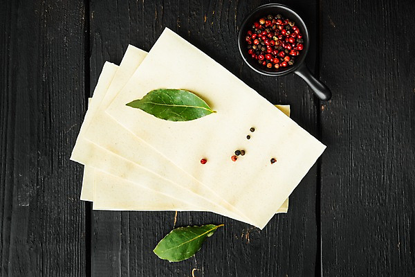 포토 JPG 해외이미지 잎 식재료 검은배경 실내 사람없음 쌓기 바질 라자냐 통후추 해외포토 식물 백그라운드 모션 내부 검은색 이탈리아음식 후추 파일형식