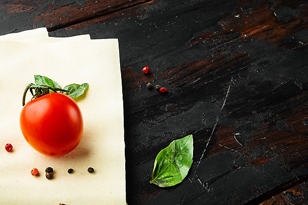 포토 JPG 해외이미지 식재료 방울토마토 실내 사람없음 바질 라자냐 통후추 카피스페이스 나무배경 해외포토 백그라운드 토마토 내부 공백 이탈리아음식 후추 파일형식