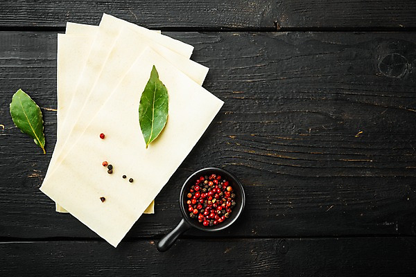 포토 JPG 해외이미지 식재료 검은배경 실내 사람없음 쌓기 바질 라자냐 통후추 카피스페이스 해외포토 백그라운드 모션 내부 검은색 공백 이탈리아음식 후추 파일형식