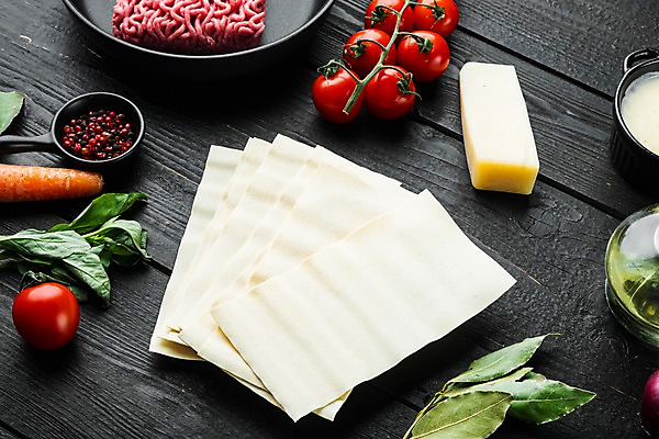 포토 JPG 해외이미지 접시 식재료 방울토마토 검은배경 실내 사람없음 쌓기 당근 소고기 바질 다진고기 라자냐 통후추 파마산치즈 해외포토 식기 백그라운드 토마토 모션 치즈 뿌리채소 육류 내부 검은색 이탈리아음식 후추 파일형식