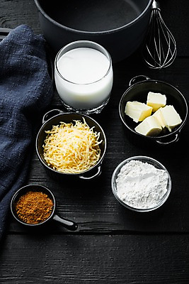 포토 JPG 해외이미지 그릇 식재료 검은배경 잔 치즈 실내 사람없음 우유 천 거품기 버터 라자냐 해외포토 식기 백그라운드 주방용품 유제품 내부 검은색 직물 이탈리아음식 파일형식