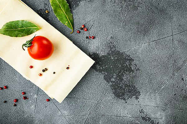 포토 JPG 해외이미지 식재료 방울토마토 회색배경 실내 사람없음 바질 라자냐 통후추 카피스페이스 해외포토 백그라운드 토마토 내부 공백 회색 이탈리아음식 후추 파일형식