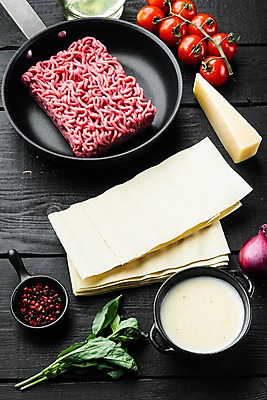 포토 JPG 해외이미지 그릇 식재료 방울토마토 검은배경 실내 사람없음 소고기 프라이팬 바질 다진고기 라자냐 적양파 통후추 파마산치즈 해외포토 식기 백그라운드 토마토 주방용품 양파 치즈 육류 내부 검은색 이탈리아음식 후추 파일형식