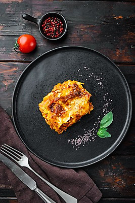 포토 JPG 해외이미지 접시 포크 방울토마토 실내 사람없음 하이앵글 나이프 바질 라자냐 통후추 나무배경 해외포토 식기 뷰포인트 백그라운드 토마토 내부 칼 이탈리아음식 후추 파일형식