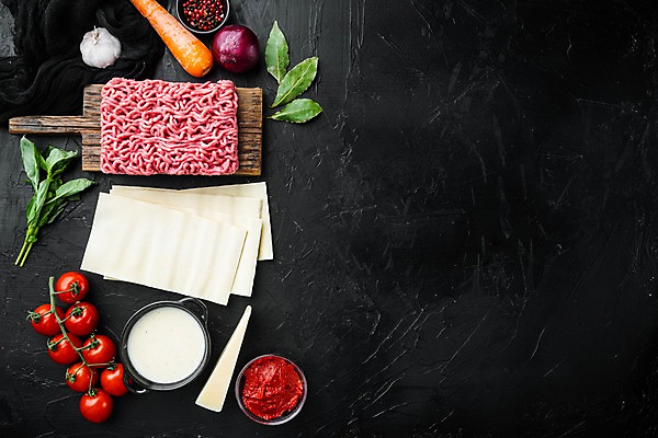 포토 JPG 해외이미지 그릇 식재료 방울토마토 검은배경 실내 사람없음 당근 소고기 바질 나무도마 다진고기 라자냐 적양파 통마늘 통후추 파마산치즈 카피스페이스 해외포토 식기 백그라운드 토마토 양파 치즈 뿌리채소 도마 마늘 육류 내부 목재 검은색 공백 이탈리아음식 후추 파일형식