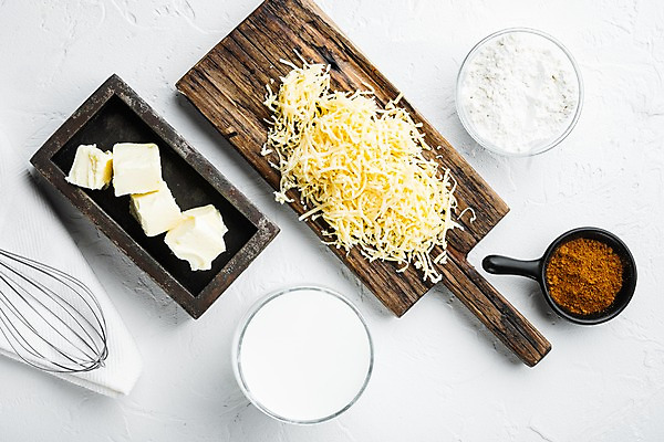 포토 JPG 해외이미지 식재료 치즈 실내 사람없음 우유 흰배경 냅킨 거품기 버터 나무도마 라자냐 해외포토 백그라운드 주방용품 유제품 도마 내부 목재 흰색 이탈리아음식 파일형식