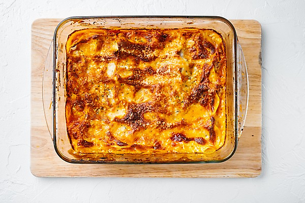 포토 JPG 해외이미지 실내 사람없음 하이앵글 굽기 흰배경 나무도마 라자냐 캐서롤 해외포토 뷰포인트 백그라운드 도마 내부 목재 흰색 용기_그릇 이탈리아음식 구이 파일형식