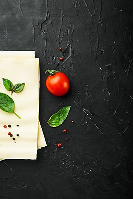 포토 JPG 해외이미지 잎 식재료 방울토마토 검은배경 실내 사람없음 하이앵글 라자냐 통후추 카피스페이스 해외포토 식물 뷰포인트 백그라운드 토마토 내부 검은색 공백 이탈리아음식 후추 파일형식