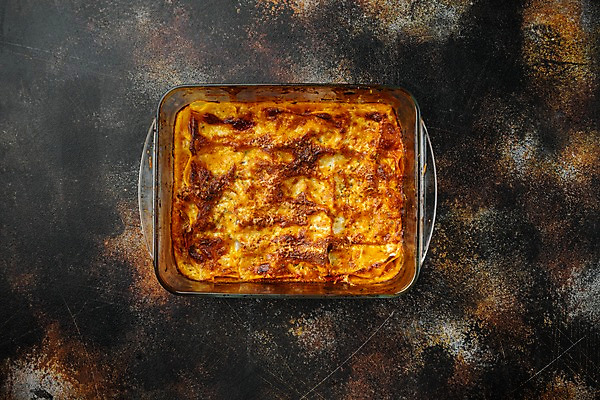 포토 JPG 해외이미지 실내 사람없음 하이앵글 굽기 라자냐 캐서롤 나무배경 해외포토 뷰포인트 백그라운드 내부 용기_그릇 이탈리아음식 구이 파일형식