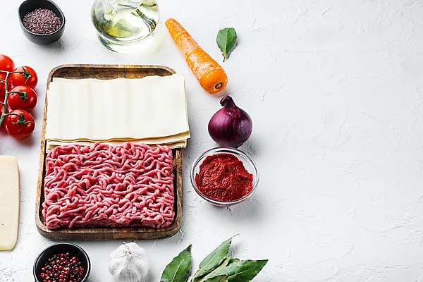 포토 JPG 해외이미지 식재료 방울토마토 실내 사람없음 당근 소고기 올리브오일 흰배경 바질 나무쟁반 다진고기 라자냐 적양파 통마늘 통후추 카피스페이스 해외포토 백그라운드 토마토 양파 뿌리채소 쟁반 마늘 육류 내부 목재 공백 흰색 이탈리아음식 기름_음식 후추 파일형식