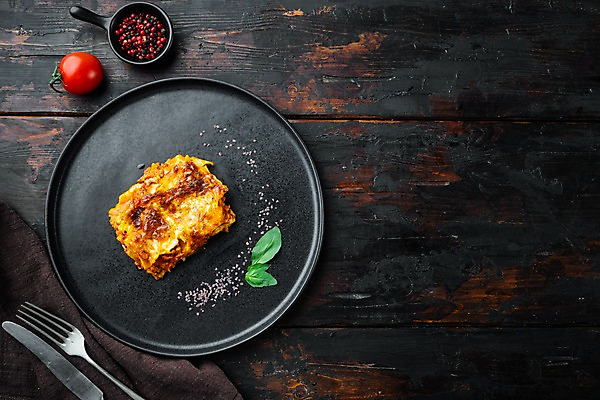 포토 JPG 해외이미지 접시 포크 방울토마토 실내 사람없음 나이프 바질 라자냐 통후추 카피스페이스 나무배경 해외포토 식기 백그라운드 토마토 내부 공백 칼 이탈리아음식 후추 파일형식