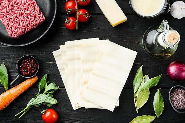 포토 JPG 해외이미지 그릇 접시 식재료 방울토마토 검은배경 실내 사람없음 당근 소고기 올리브오일 바질 다진고기 라자냐 적양파 통후추 파마산치즈 해외포토 식기 백그라운드 토마토 양파 치즈 뿌리채소 육류 내부 검은색 이탈리아음식 기름_음식 후추 파일형식