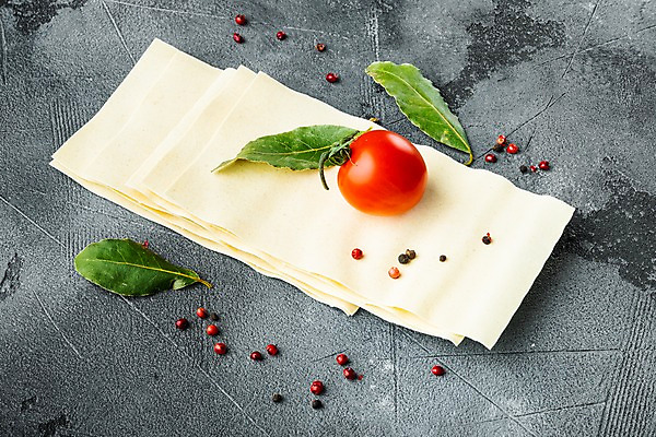 포토 JPG 해외이미지 식재료 방울토마토 회색배경 실내 사람없음 쌓기 바질 라자냐 통후추 해외포토 백그라운드 토마토 모션 내부 회색 이탈리아음식 후추 파일형식