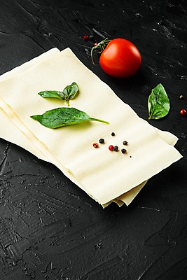 포토 JPG 해외이미지 식재료 방울토마토 검은배경 실내 사람없음 쌓기 바질 라자냐 통후추 해외포토 백그라운드 토마토 모션 내부 검은색 이탈리아음식 후추 파일형식