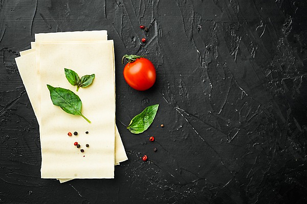 포토 JPG 해외이미지 식재료 방울토마토 검은배경 실내 사람없음 하이앵글 쌓기 바질 라자냐 통후추 카피스페이스 해외포토 뷰포인트 백그라운드 토마토 모션 내부 검은색 공백 이탈리아음식 후추 파일형식