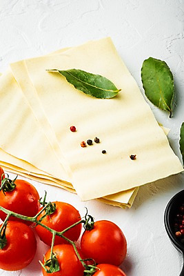 포토 JPG 해외이미지 식재료 방울토마토 실내 사람없음 쌓기 흰배경 바질 라자냐 통후추 해외포토 백그라운드 토마토 모션 내부 흰색 이탈리아음식 후추 파일형식