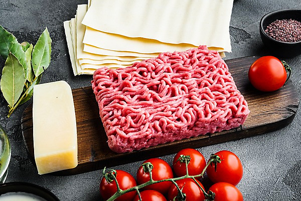 포토 JPG 해외이미지 식재료 방울토마토 회색배경 실내 사람없음 소고기 바질 나무도마 다진고기 라자냐 파마산치즈 해외포토 백그라운드 토마토 치즈 도마 육류 내부 목재 회색 이탈리아음식 파일형식